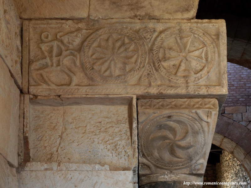 CAPITEL NORTE DEL ARCO TRIUNFAL, DESDE LA NAVE